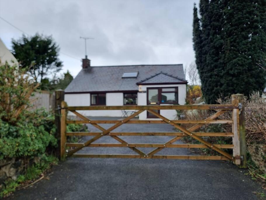 Villa Yr Hen Efail Ederyn Exterior foto
